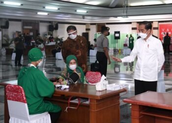 Presiden Tinjau Vaksinasi Massal Bagi Pelayan Publik di Jateng