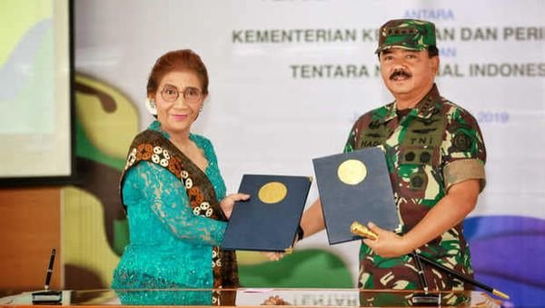 Susi Pudjiastuti “Cek Ombak” (2)