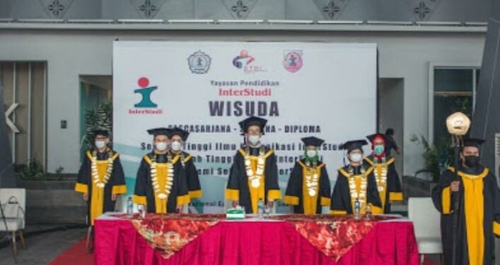 Wisuda Sarjana Transformasi Digital Dari Kampus InterStudi