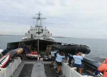 TNI AL Kerahkan KRI Cucut Bantu SAR Kapal Tabrakan