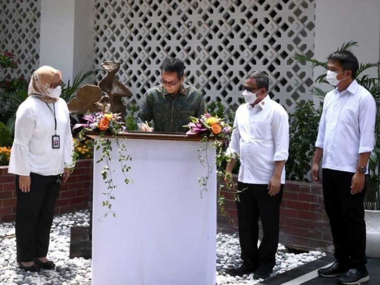 Tangga Khusus Raja Salman Viral Gara-Gara Arie Untung