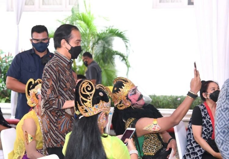 Tinjau Vaksinasi Untuk Seniman dan Budayawan