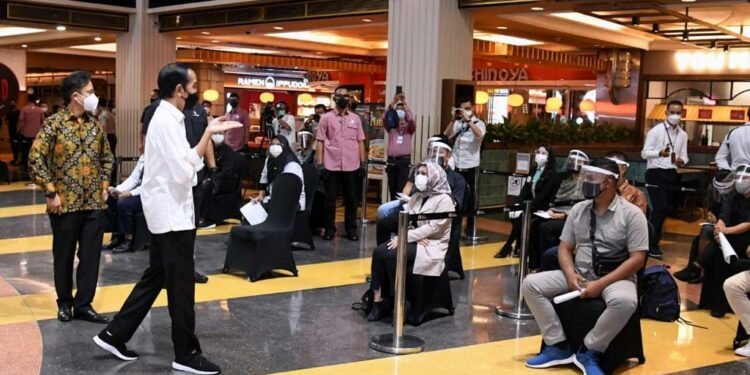 Jokowi Tinjau Vaksinasi Massal Ke Pelaku Usaha Perdagangan