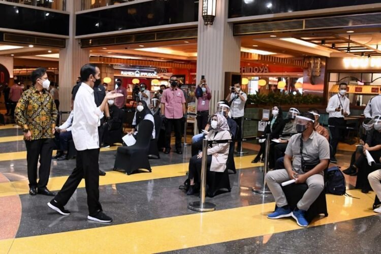 Jokowi Tinjau Vaksinasi Massal