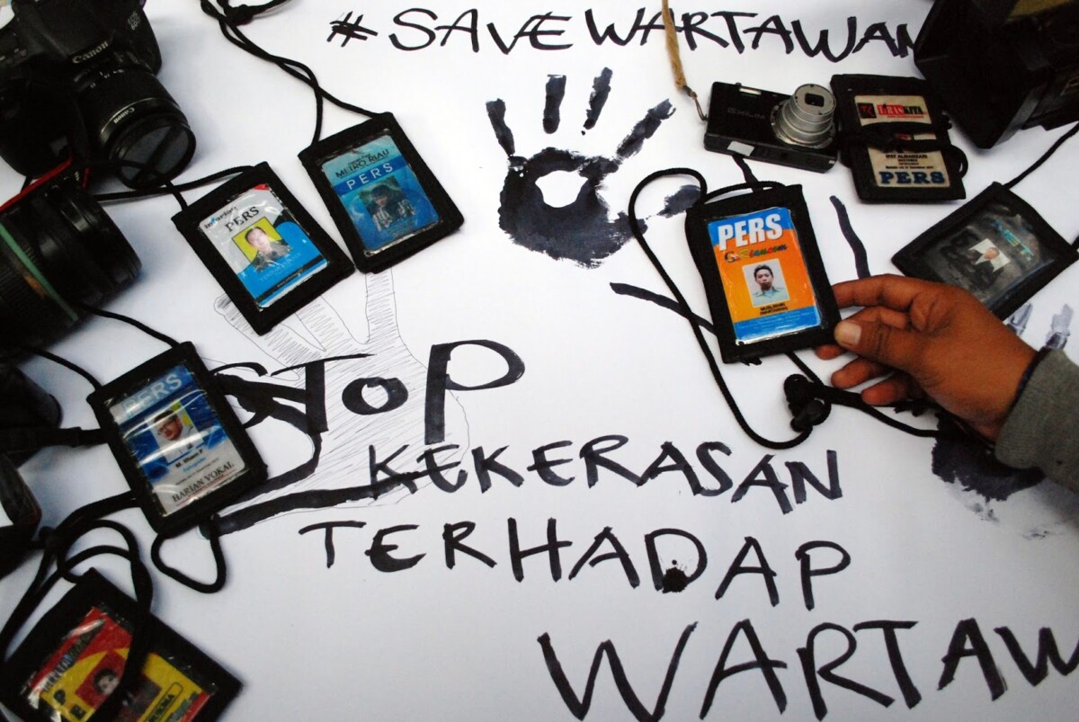 Puluhan wartawan media cetak dan elektronik meletakkan alat dan atribut peliputan ketika menggelar aksi solidaritas di depan Mapolda Riau di Pekanbaru, Riau, Senin (7/12). Dalam orasinya wartawan mengecam keras segala tindakan kekerasan terhadap jurnalis, dan meminta kepada Kapolda Riau Brigjen Pol Dolly Bambang Hermawan untuk menindak tegas anggotanya yang melakukan pengeroyokan terhadap seorang jurnalis yang tengah meliput kerusuhan Kongres HMI XXIX di Pekanbaru pada Sabtu (5/12) kemarin. ANTARA FOTO/Rony Muharrman/pd/15