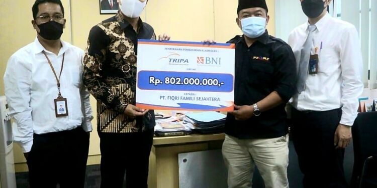 diserahkan langsung Kepala Cabang Asuransi Tripakarta Bandung Klaim diserahkan kepada nasabah, Haji Asep, yang juga pemiliki perusahaan bus Fiqri Famili Sejahtera di Cianjur, Jawa Barat, kemarin.