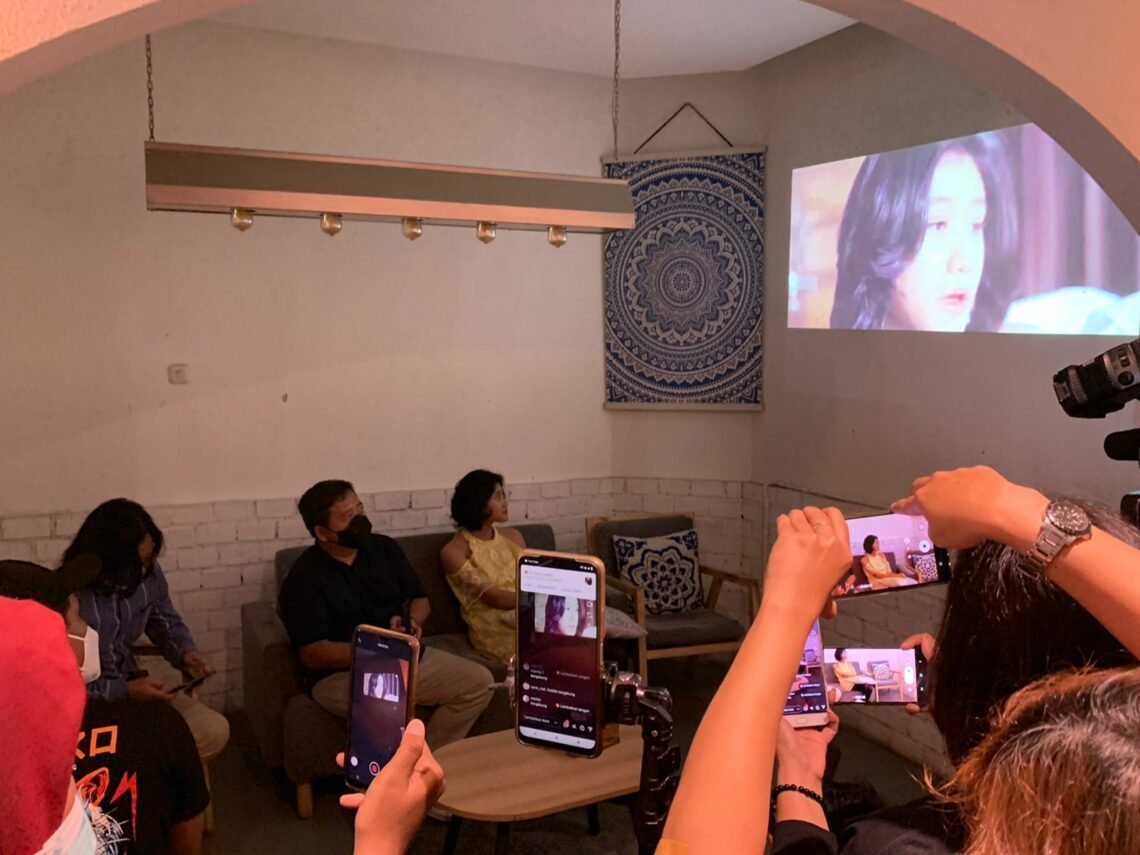 Amel Amelia nonton bareng single keduanya bersama teman-teman media