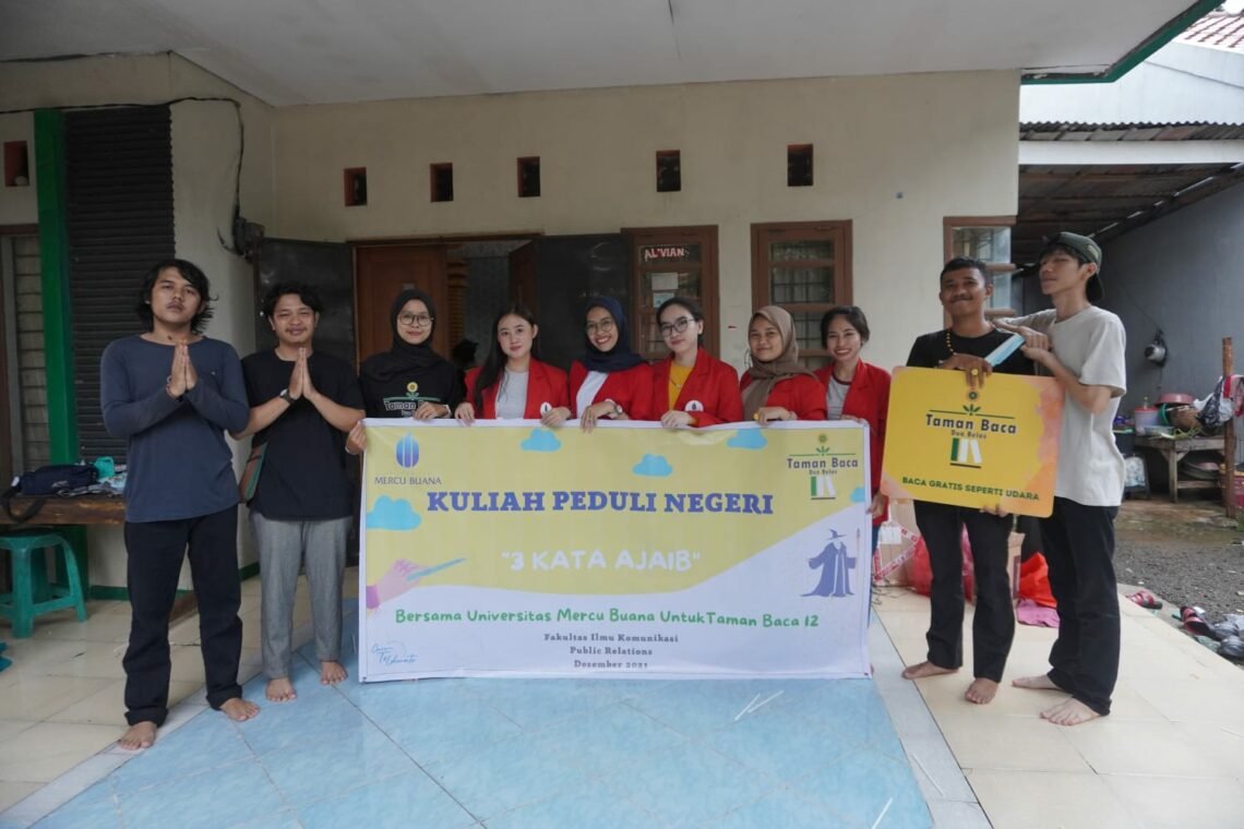mahasiswa Fakultas Ilmu Komunikasi Universitas Mercubuana Prodi Public Relations bersama Taman Baca 12