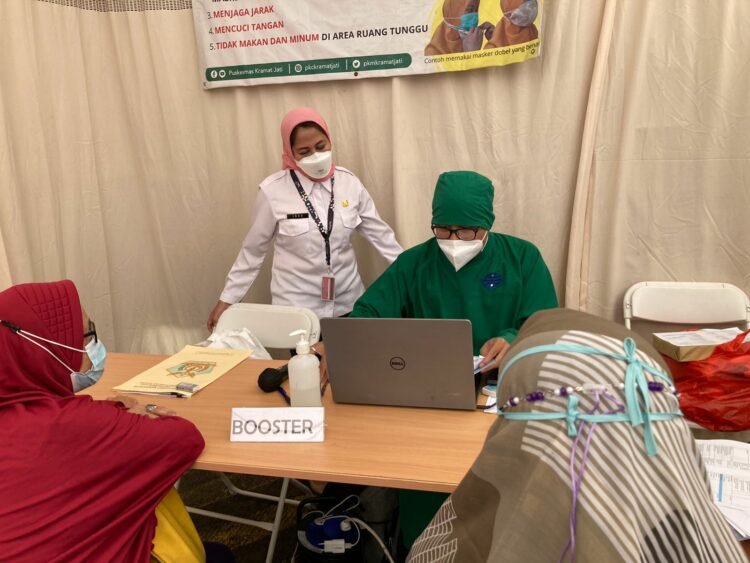 Puskesmas Kramat Jati Lakukan Vaksinasi COVID-19 Perdana bagi Nakes Lansia
