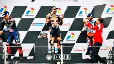 Jokowi Serahkan Trofi untuk Pemenang MotoGP Mandalika Miguel Oliveira. (foto:ist)