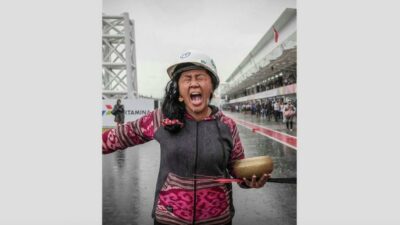 Aksi Rara pawang hujan jelang race MotoGP Mandalika (foto:ist)