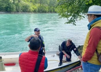 Ridwan Kamil memantau pencarian anaknya yang belum ditemukan (foto : dok ist)