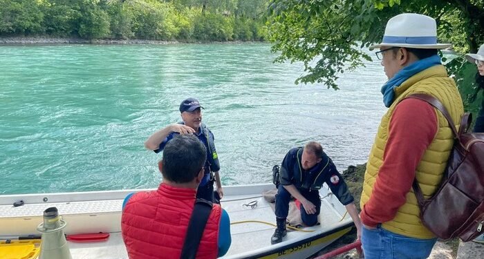 Ridwan Kamil memantau pencarian anaknya yang belum ditemukan (foto : dok ist)