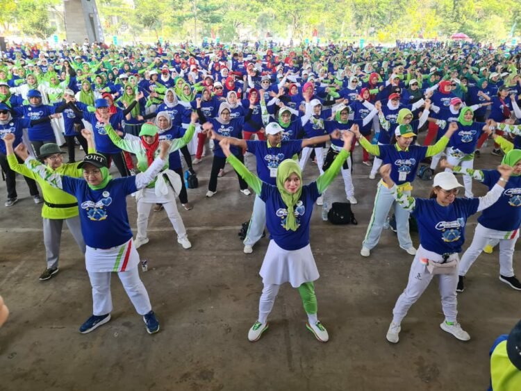Ribuan Orang Ikut Gebyar Senam Perwatusi di Kabupaten Bandung