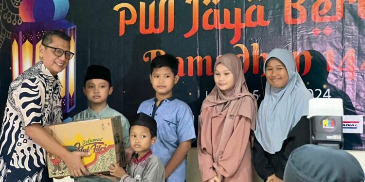 PWI Jaya Berbagi Paket Sembako dan Santunan untuk Dhuafa dan Warakawuri