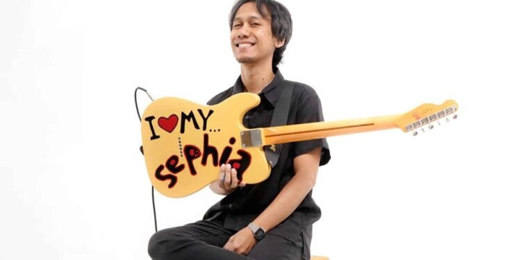 Eross Candra Lelang Gitar Pribadinya untuk Donasi Palestina