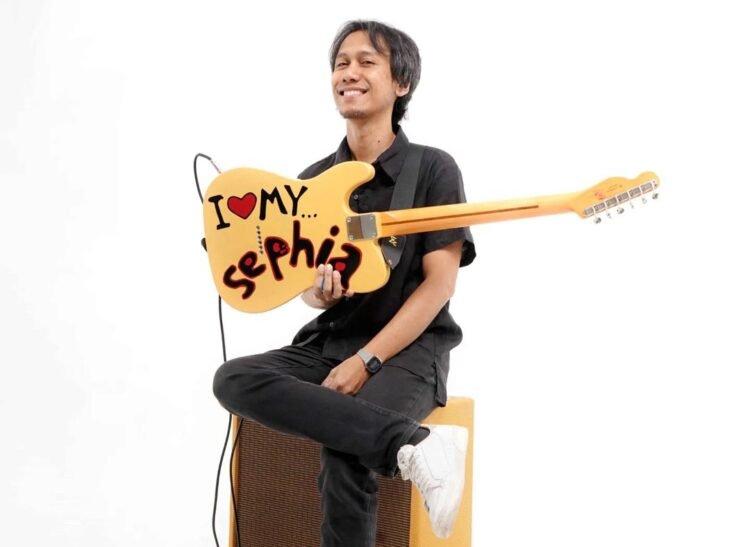 Eross Candra Lelang Gitar Pribadinya untuk Donasi Palestina