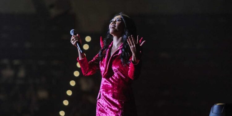 Anggun C. Sasmi Sukses Menghibur Penggemar di Konser ‘ENCHANTING Anggun and Friends’