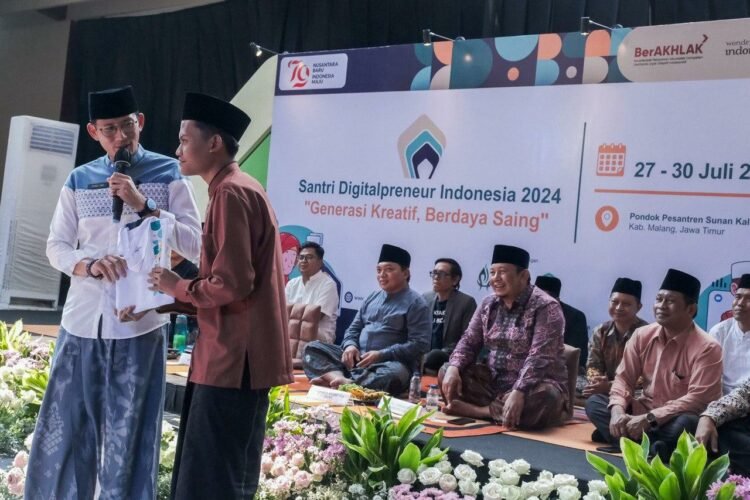 Sandiaga Uno Berikan Kiat Sukses untuk Santri di Era Digital