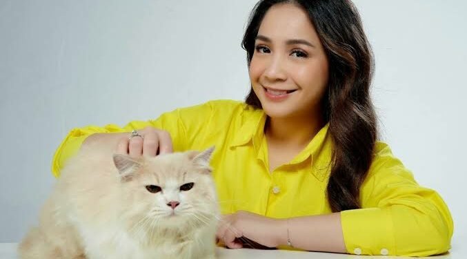 Cara Nagita Slavina Menciptakan Bonding yang Kuat dengan Kucing-kucing Kesayangannya