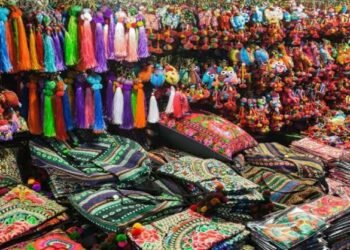 Berburu Cenderamata Autentik: Destinasi Wisata Unik di Indonesia