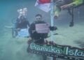 Menparekraf Sandiaga Uno Kibarkan Bendera Merah Putih di Bawah Laut Pulau Pramuka