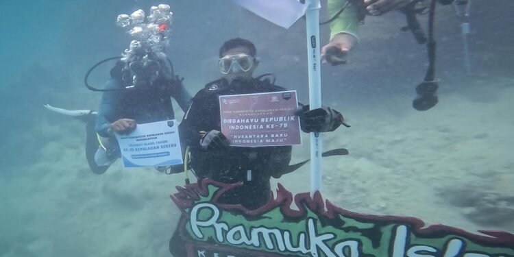 Menparekraf Sandiaga Uno Kibarkan Bendera Merah Putih di Bawah Laut Pulau Pramuka