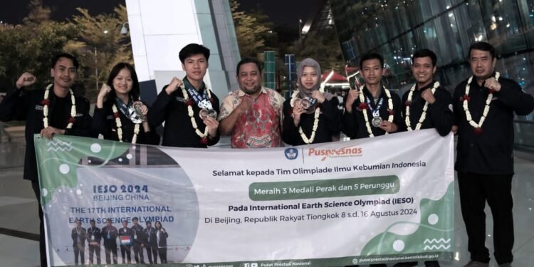 Pelajar Indonesia Raih Delapan Medali di IESO 2024, Hadiah Istimewa di HUT RI ke-79