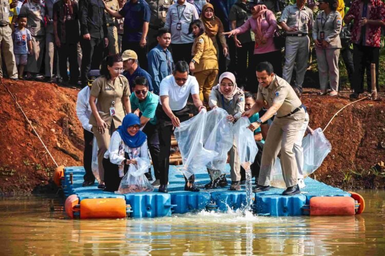 Pj. Gubernur Heru Tanam Pohon dan Tebar Benih Ikan di Waduk Batu Bangkong untuk Ketahanan Pangan dan Pelestarian Lingkungan