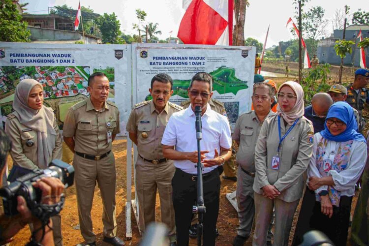 Pj. Gubernur Heru Tanam Pohon dan Tebar Benih Ikan di Waduk Batu Bangkong untuk Ketahanan Pangan dan Pelestarian Lingkungan