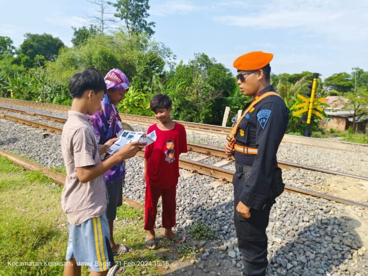 KAI Tegaskan Larangan Aktivitas di Jalur Rel Kereta Api demi Keselamatan