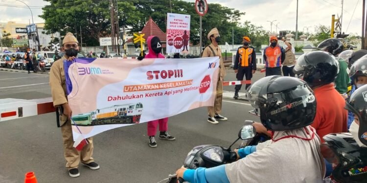 KAI Tegaskan Larangan Aktivitas di Jalur Rel Kereta Api demi Keselamatan