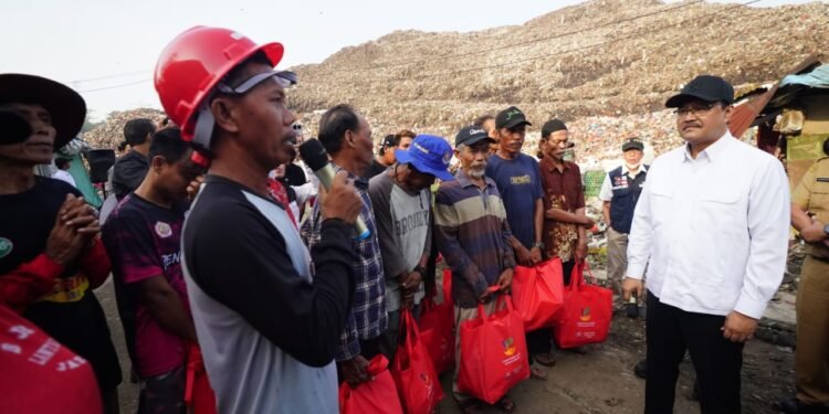 Mensos Berikan Bantuan Rp650 Miliar kepada Ribuan Pemulung Bantargebang, Bekasi.