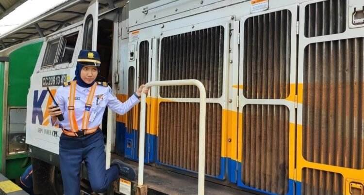 Perempuan Bisa Menjadi Masinis KAI