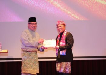 Taufiq Ismail Memperoleh Anugerah Sastra Majelis Sastra Asia Tenggara dari Brunei Darussalam.