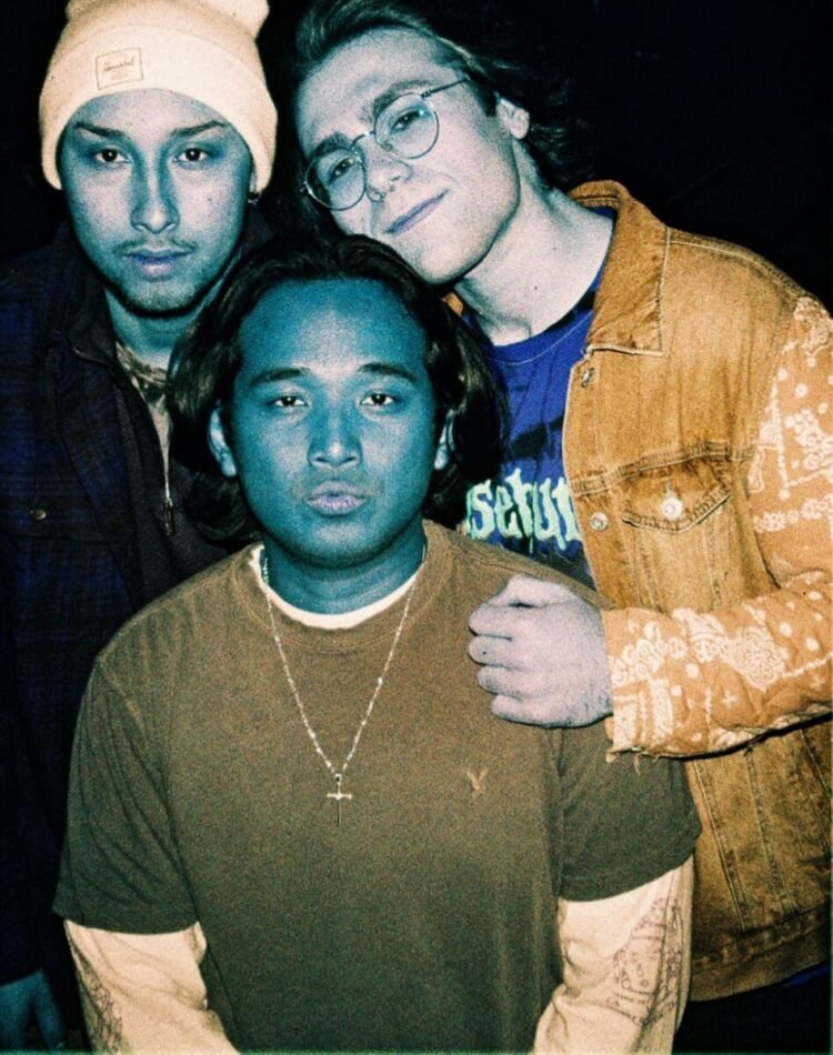 HEADFIRST, Trio Rock AS yang Diperkuat Bima Drummer Dari Indonesia