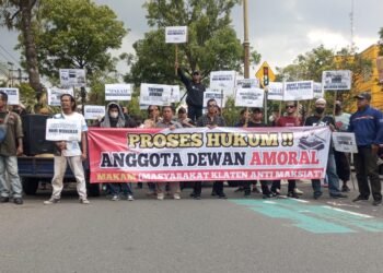 Puluhan Massa Geruduk Kantor DPRD Klaten, Tuntut Kasus Perselingkuhan Anggota Dewan Segera Diselesaikan