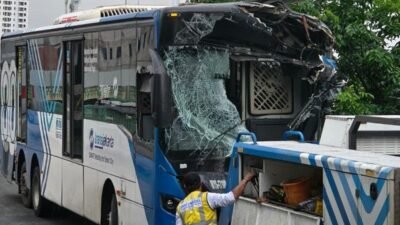 dua bus transjakarta kecelakaan dua bus transjakarta kecelakaan