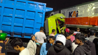 KA Dhoho tabrak truk