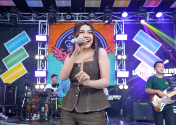 shinta gisul membawakan lagu denok