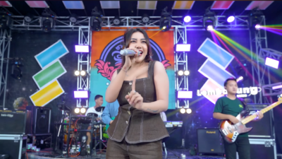 shinta gisul membawakan lagu denok