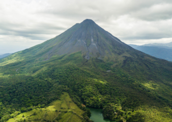 gunung api erupsi