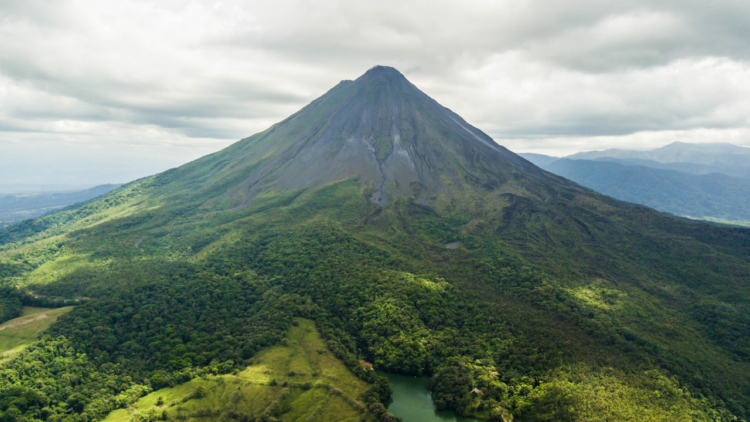 gunung api erupsi