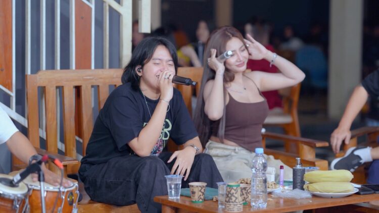 Dirantai Digelangi Rindu